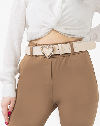 Бежевый женский ремень с пряжкой в форме сердца и фианитами.