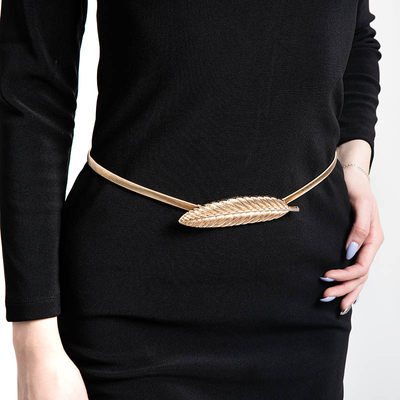 Ремень женский с декоративной пряжкой в золотом цвете