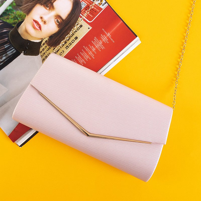 Розовый мерцающий клатч на цепочке