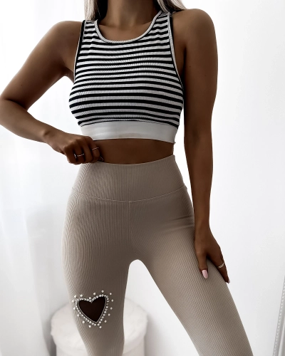Женские леггинсы бежевого цвета с сердечком - Одежда