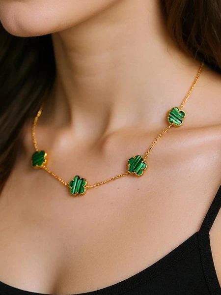 Naszyjnik Aurelia Clavis z masą perłową w złotej oprawie – stylowa elegancja