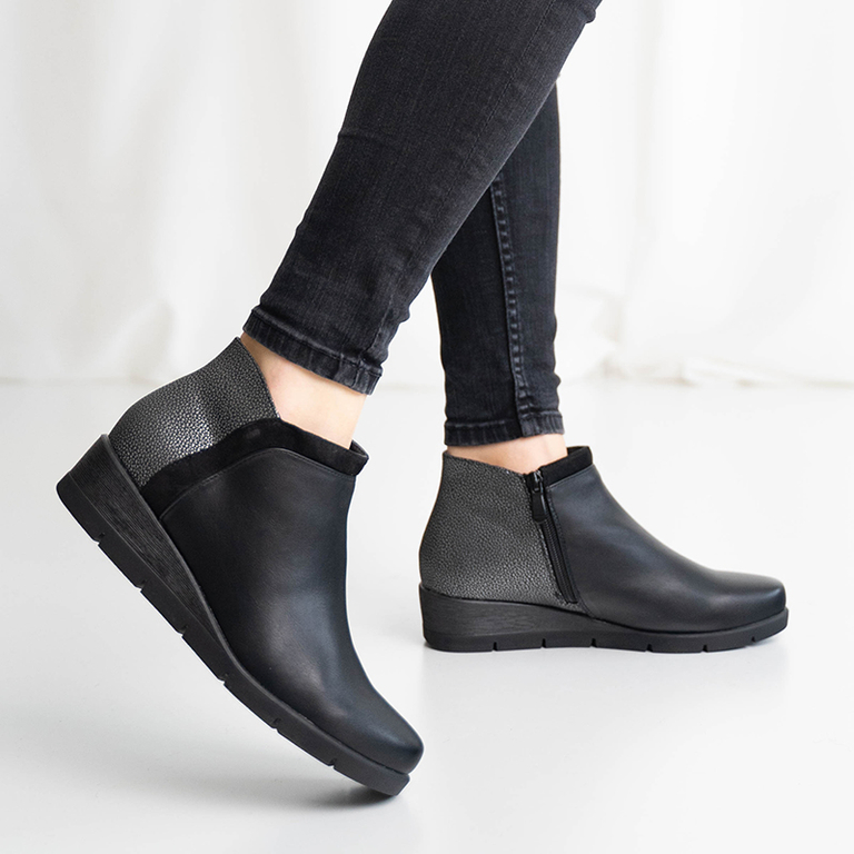 Черные женские ботильоны на танкетке Flyvi