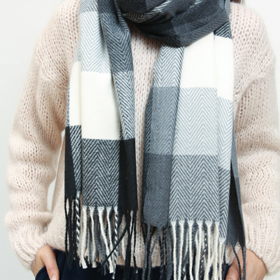 Juodai baltas šiltas languotas moteriškas šalikas - Aksesuarai