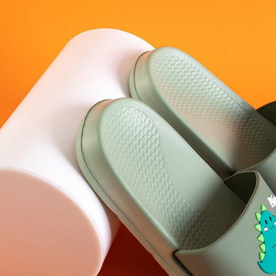 Žalios vaikiškos šlepetės su dinozauru Dinosik - Avalynė