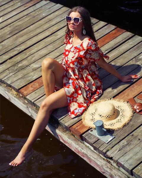 Royalfashion Raudona moteriška suknelė su spalvingu gėlių raštu