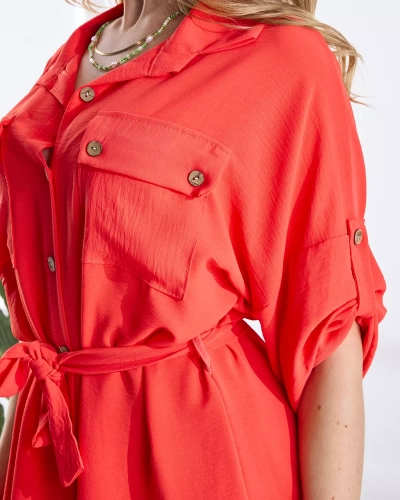 Koralinė moteriška a'la marškinių suknelė su raišteliu juosmenyje - Apranga