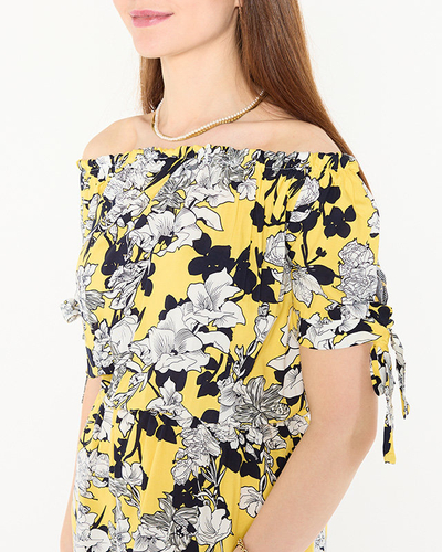 Желтое короткое женское платье с цветами