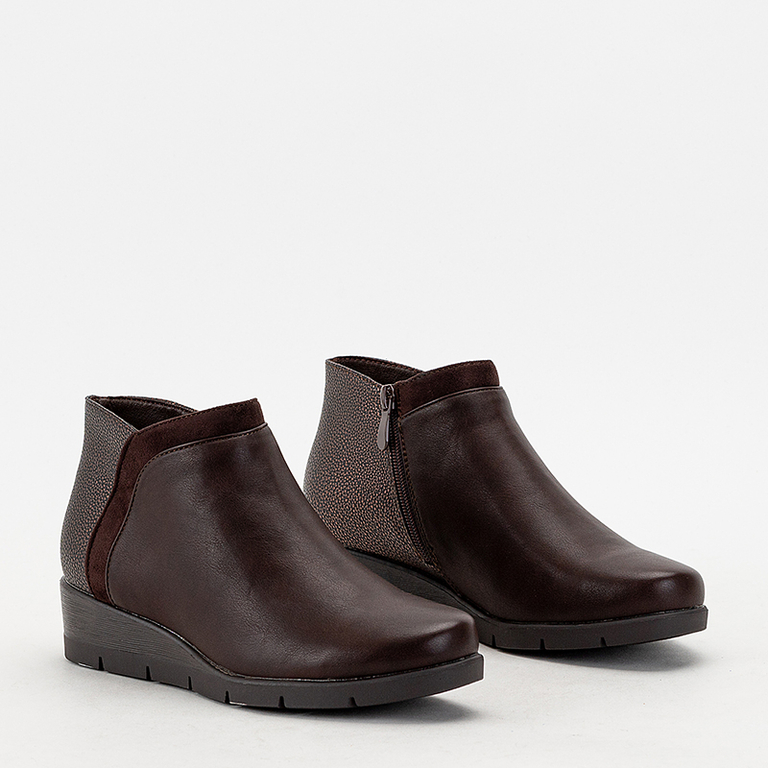 Коричневые женские ботильоны на танкетке Flyvi