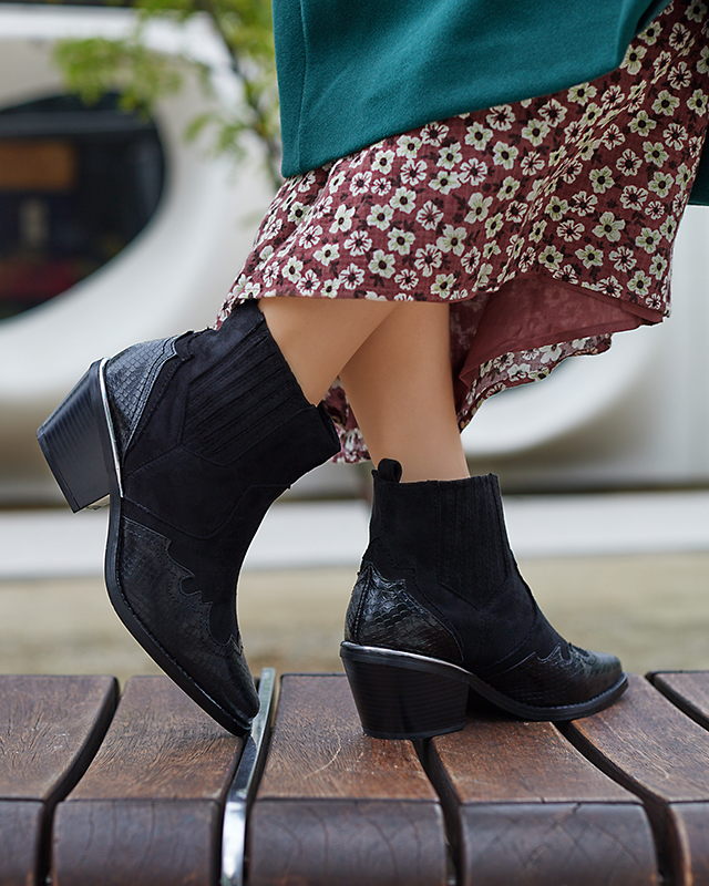 Juodi ekologiški zomšiniai kaubojiški batai ant žemo stulpelio Zirras - Avalynė