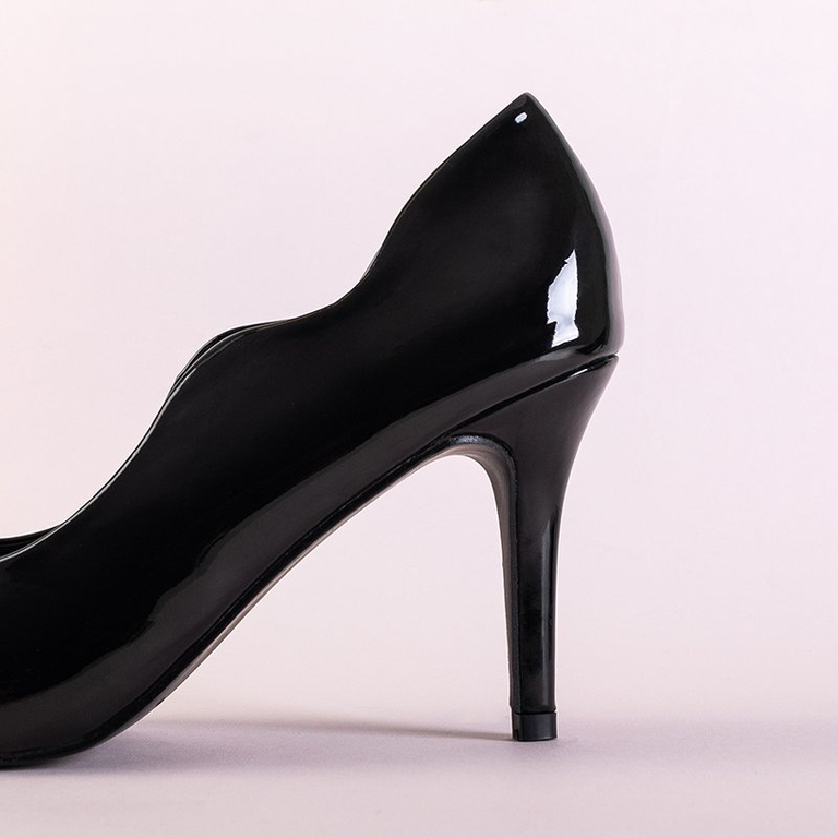Juodai lakuoti siurbliai ant stiletto Konstancja - Batai
