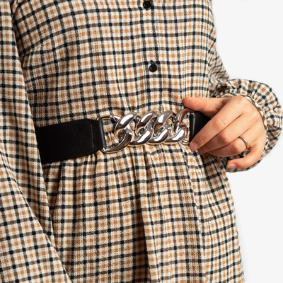 Juodas moteriškas elastinis diržas su sidabrine grandinėle – priedai