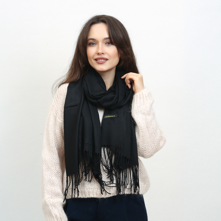 Juoda didelė moteriška skarelė su kutais - Aksesuarai