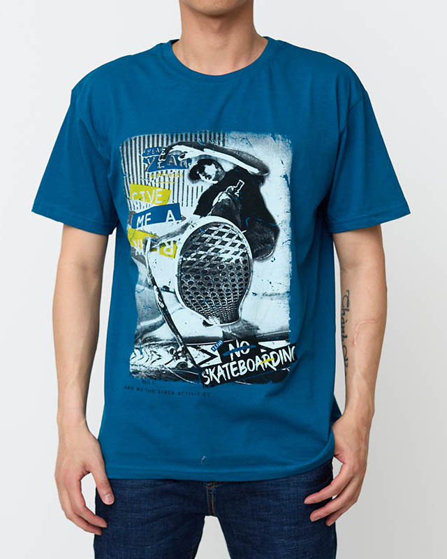 Бирюзовая хлопковая мужская футболка с ярким принтом - Одежда