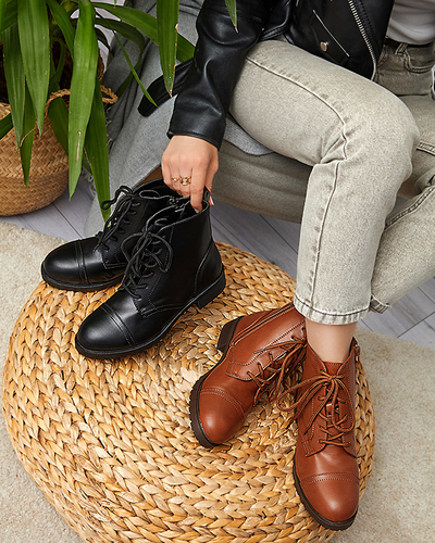 Juodi moteriški suvarstomi plokščiakulniai batai iš Verasi - Avalynė