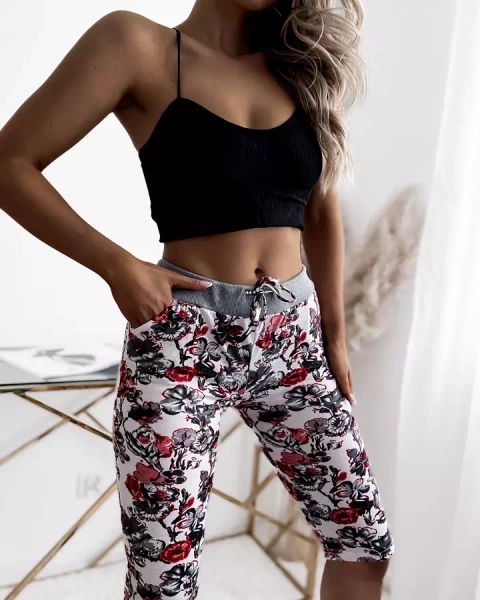 Pilkos ir raudonos spalvos raštuoti 3/4 moteriški šortai PLIUS DYDIS - Apranga