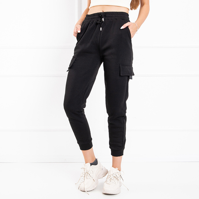 Juodos moteriškos, izoliuotos sportinės kelnės - drabužiai