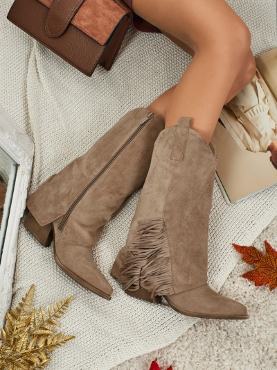 Moteriški aulinukai uždaru aulu Tovris