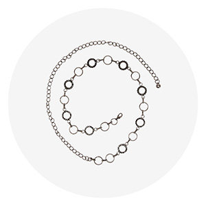 Juodas moteriškas metalinis diržas – priedai