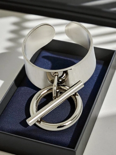 Браслет-обруч Dolce Vita с декоративными шармами