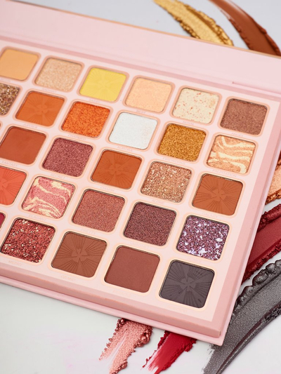 Girl Magic Paletė 35 akių šešėlių su blizgučiais ir matiniais atspalviais Golden Chocolate Fudge