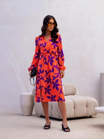 Royalfashion Moteriška midi suknelė su didelėmis gėlėmis, apvyniota iškirpte ir iškirpte.