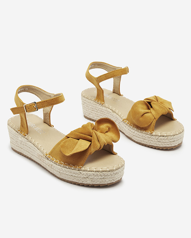 Garstyčių spalvos moteriški žemakulniai sandalai su lankeliu Mosinta - Avalynė