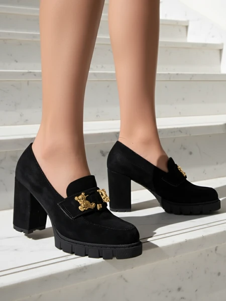 Įspūdingi Juodi Zomšiniai Batai su Stulpeliu Elegantiški ir Madingi