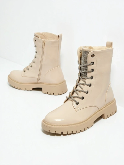 Lakiniai moteriški aulinukai suvarstomi Fjorra