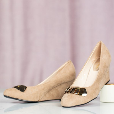 Beżowe damskie czółenka na wyższej koturnie Letti - Obuwie