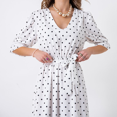 Белое женское длинное платье в горошек