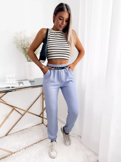 Фиолетовые женские брюки из ткани с тиснением - Одежда