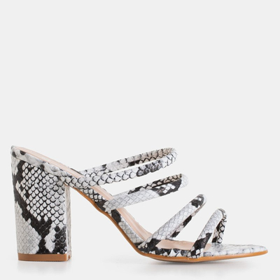 Juodos ir baltos šlepetės su įspaudu ant aukštesnio posto Furlisa - Avalynė