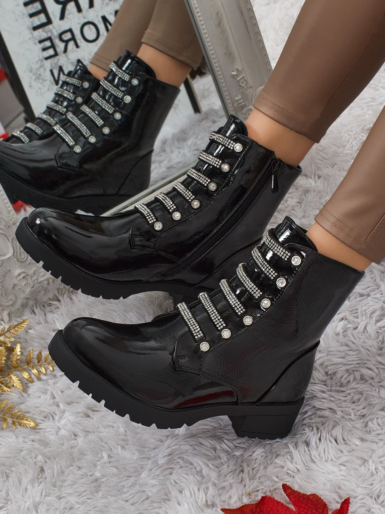 Lakiniai moteriški aulinukai suvarstomi Fjorra