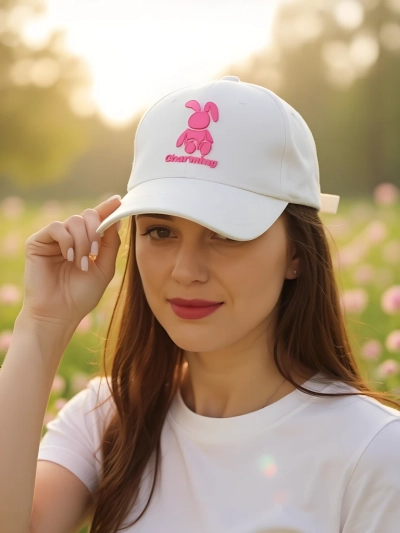 Royalfashion Бейсболка с нашивкой Кролик подмигивает