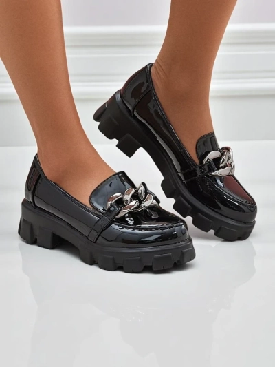Женские лоферы Hera Nero из лакированной экокожи с цепью, весна