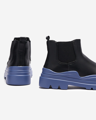 Moteriški juodi užsegami aulinukai ant violetinio Beja pado - Avalynė