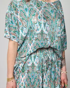 baltas || tamsiai žalia