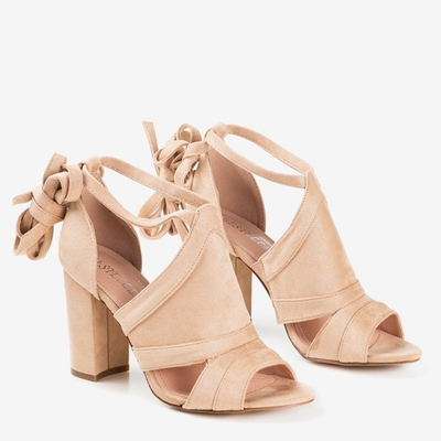 Beżowe sandały na wyższym słupku z cholewką Lastina - Obuwie