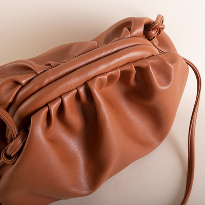 Коричневая женская сумка из сборками