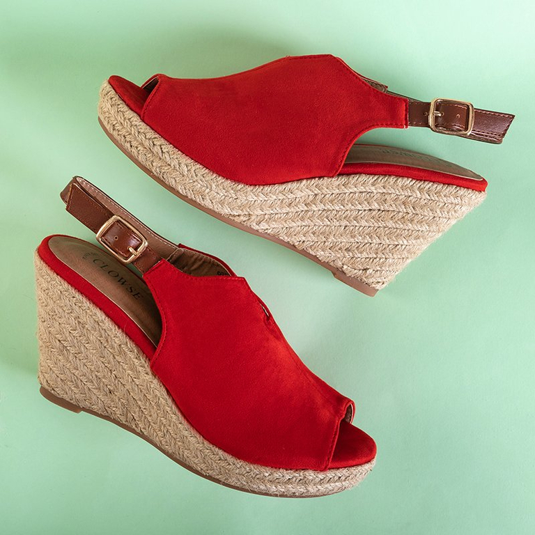 Красные женские босоножки на танкетке Clowse