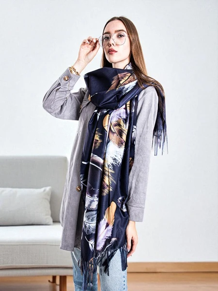 Moteriška tamsiai mėlyna skarelė su plunksnų raštu - Aksesuarai