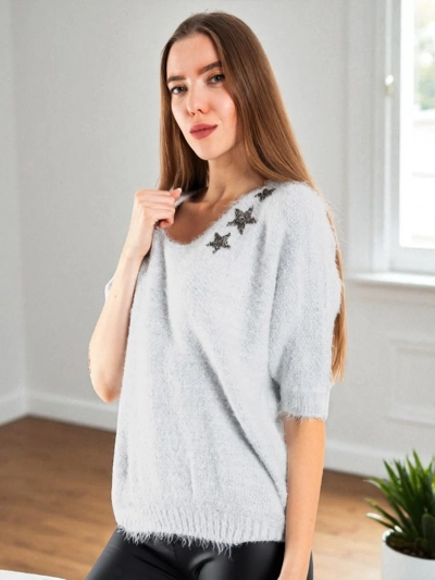 Светло-серый женский свитер с принтом