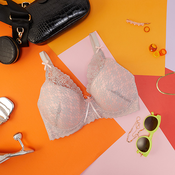 Розовый бюстгальтер с серым кружевом