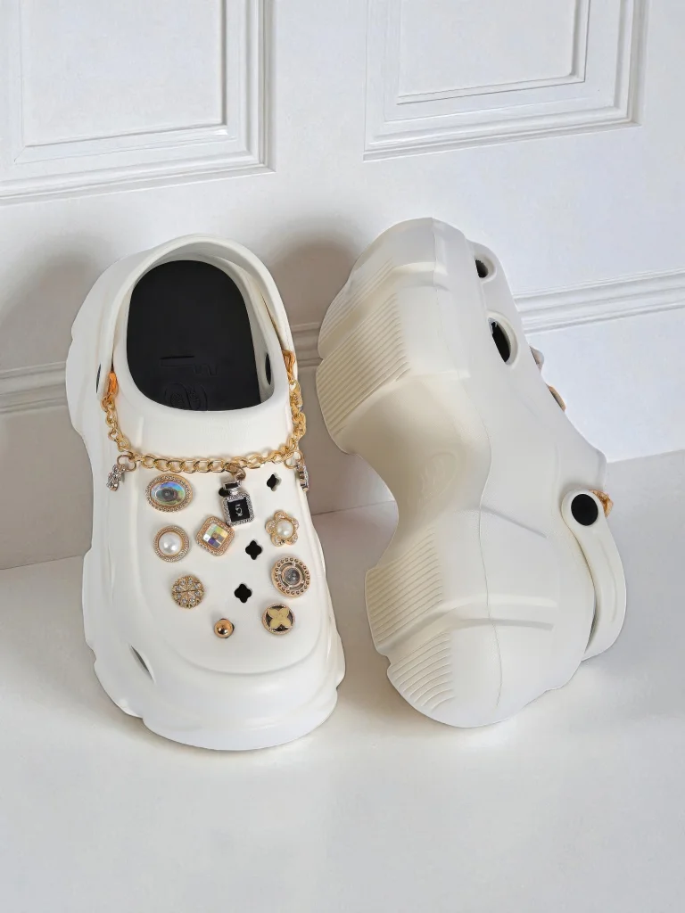 Сандалии Caligae Aurelia Bianca с украшениями chain в стиле glamour