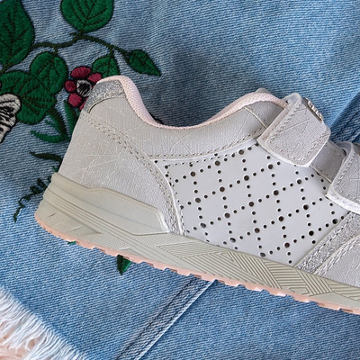 Серебряные детские ажурные кроссовки со стразами Abriana