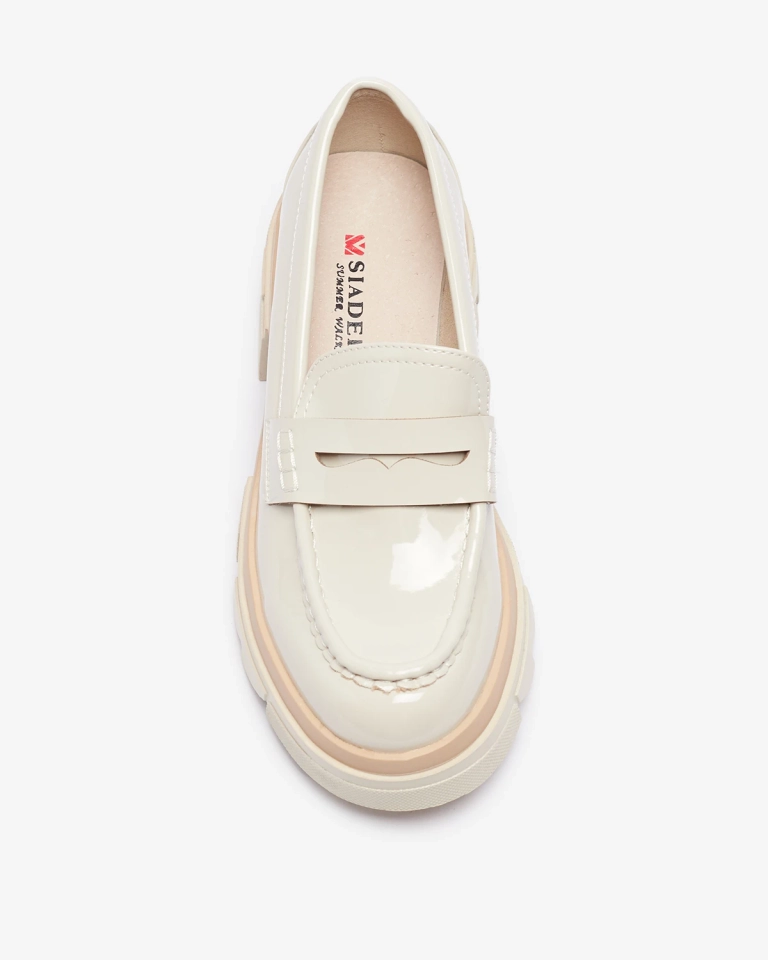 Бежевые женские мокасины из экокожи и лакированной кожи Sepop- Footwear