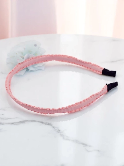 Royalfashion Ободок для волос Daisy Bloom с цветочным акцентом – это изящный аксессуар, который подчёркивает естественную красоту и добавляет романтического шарма. Мягкий и эластичный, идеально подходит для летних прогулок, фотосессий, свадеб и повседневн