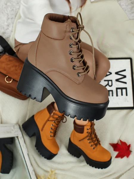 Женские ботинки из экозамши на каблуке и платформе Tavlissa