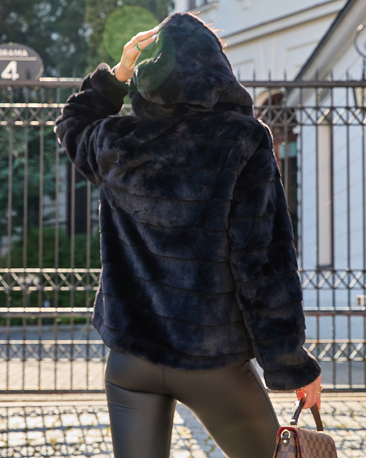 "Royalfashion" Juodos spalvos moteriška striukė su kailio imitacija