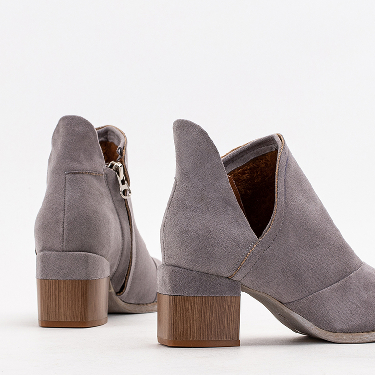 Pilki moteriški izoliuoti aulinukai ant Karela stulpo - Avalynė